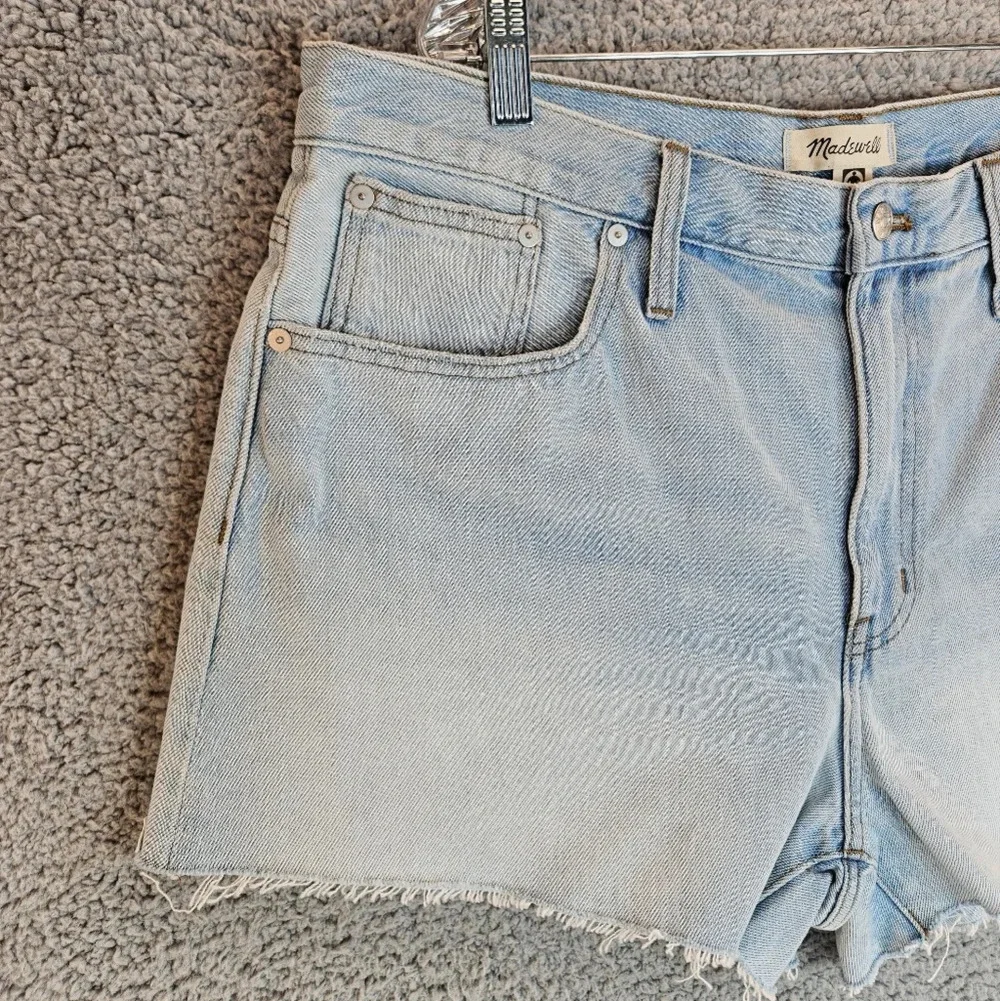 Madewell Light wash relaxed denim raw hem cut off Jean shorts Sz 32